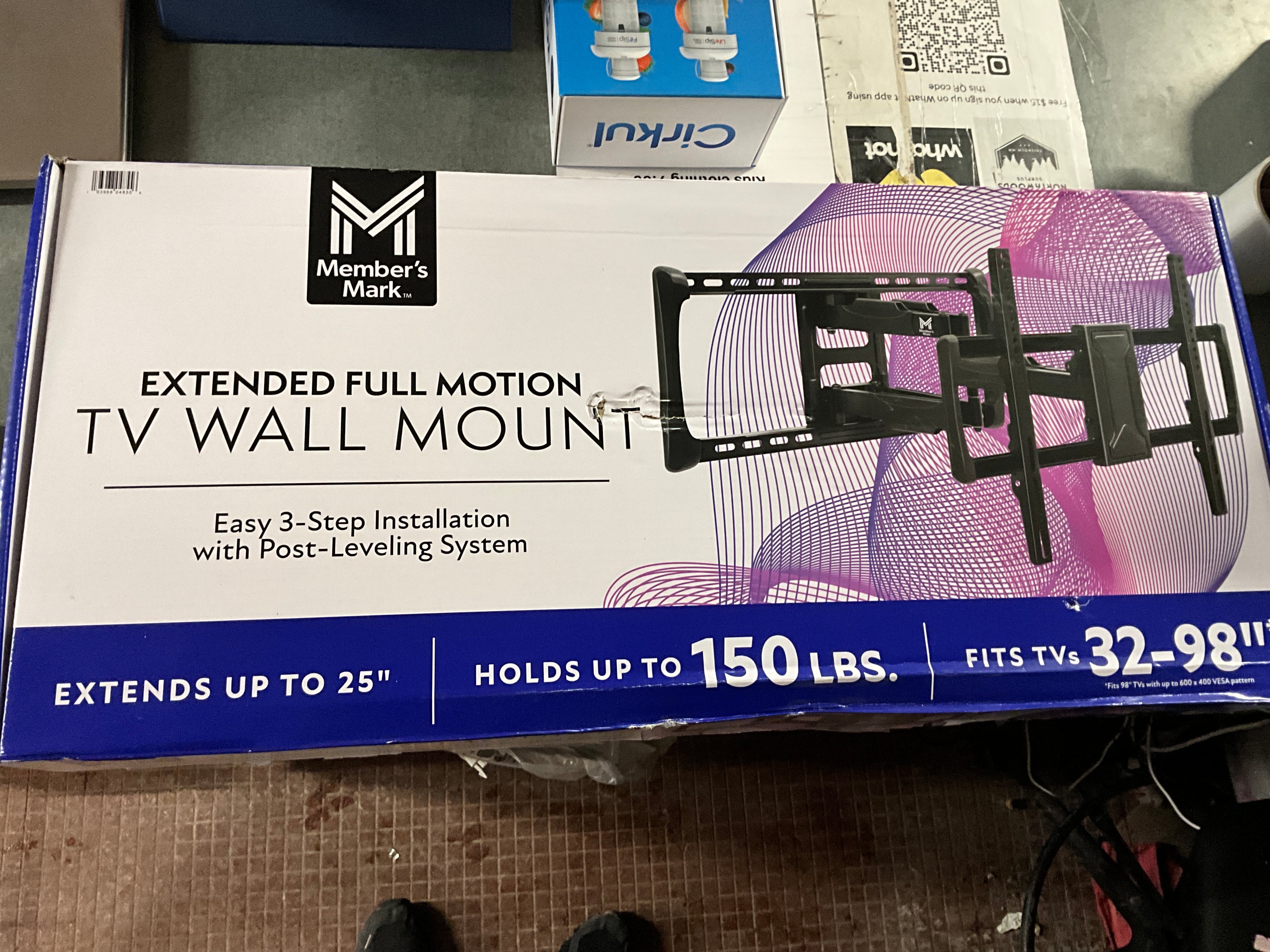 Extended full motion tv wall mount